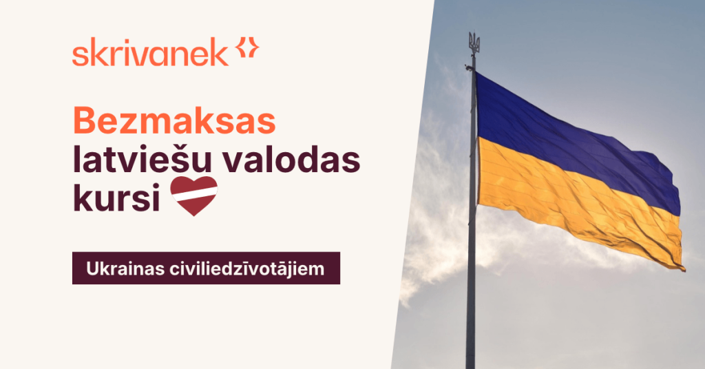 Mācību centra Skrivanek informatīvais vizuālis par bezmaksas latviešu valodas kursiem Ukrainas civiliedzīvotājiem 2026. gadā. Kreisajā pusē uz gaiša fona izvietots oranžs Skrivanek logotips, liels uzraksts “Bezmaksas latviešu valodas kursi” oranžā un tumši bordo krāsā, sirds Latvijas karoga krāsās un uzraksts “Ukrainas civiliedzīvotājiem” baltā krāsā uz tumši bordo taisnstūra. Labajā pusē Ukrainas zili dzeltenais valsts karogs plīvo mastā uz mākoņainu debesu fona. Abas vizuāļa daļas atdala slīpa diagonāla līnija.